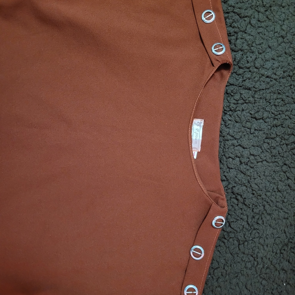 Bronze colour, short sleeves top.